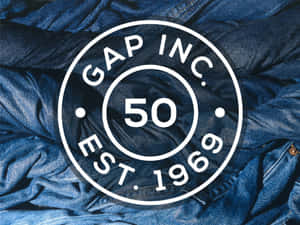 藍色牛仔布上的Gap Inc 50週年紀念標誌。