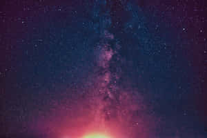 銀河系在繁星點點的夜空中散發著粉紅色和紫色的光芒。 — 淺粉紅色美學動圖 壁紙