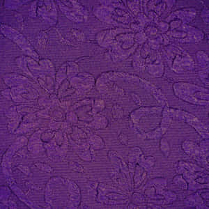 帶有金色線條點綴的紫色花卉刺繡布料特寫。 — 低對比度 壁紙