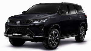 黑色豐田 Fortuner Legend SUV 在工作室中，具有光澤飾面和鍍鉻裝飾。 — 汽車 壁紙