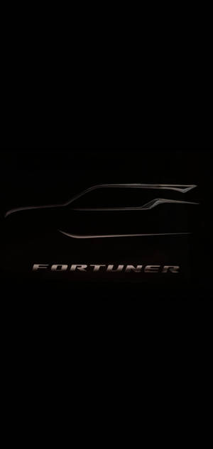 在黑暗中發光的時尚銀色Fortuner SUV輪廓，下方有品牌名稱。