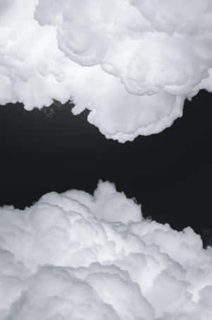 戲劇性的白雲在黑色天空中，具有高對比度紋理。 — 唯美雲朵動態 壁紙