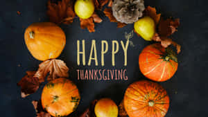 南瓜、梨子和松果圍繞著Happy Thanksgiving文字排列在深色背景上。