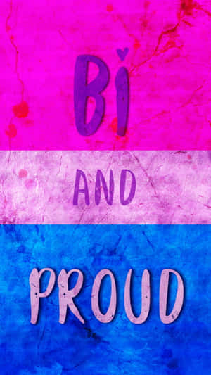 雙性戀驕傲橫幅，粉紅、紫、藍紋理條紋上寫有「Bi and Proud」文字。 — 雙性戀旗 壁紙