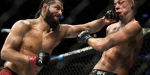 兩名男性拳手在UFC八角鐵籠內互相出拳。
