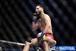 UFC拳手在八角籠內賽後慶祝勝利。 — 勝利 壁紙