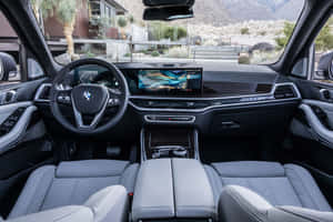 BMW X5豪華SUV內飾，透過擋風玻璃欣賞沙漠景色。 — MacBook Air 15 壁紙