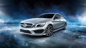 銀色Mercedes-Benz CLA轎車在煙霧和動態模糊中疾馳穿過藍色隧道。