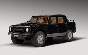 黑色林寶堅尼LM002 SUV，配備棕褐色座椅和銀色輪圈，於工作室環境中