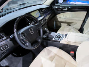 豪華車米色皮革內飾特寫，黑色儀表板和數位顯示屏。 — 4:3 壁紙