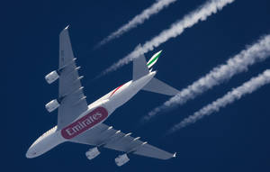 阿聯酋航空空中巴士A380在晴朗藍天中高飛，帶有凝結尾跡。 — 藍天 壁紙