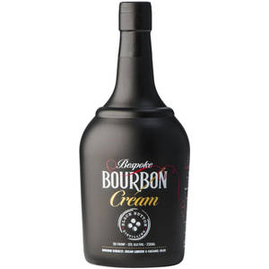 帶有白色和金色標籤的 Bespoke Bourbon Cream 利口酒黑色瓶子。 — 黑色動態圖 壁紙