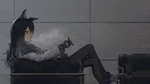 貓耳動漫女孩坐在黑色椅子上吸電子煙。 — 煙霧動畫 壁紙