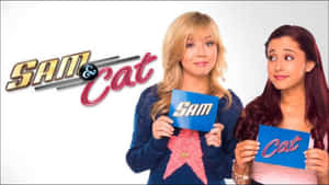 兩位女演員手持來自電視節目 Sam & Cat 的姓名牌。