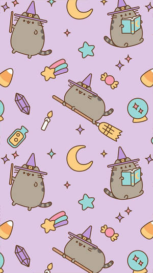 Pusheen 貓咪作為女巫騎著掃帚飛翔，帶有糖果玉米和星星，背景為紫色。