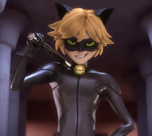 動畫角色 Cat Noir 身穿黑色西裝，綠色眼睛和金色鈴鐺微笑。