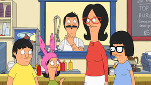 Bob's Burgers 一家人在他們的餐廳裡，Bob 在櫃檯後面，Louise 戴著兔耳朵。 — 動畫 壁紙