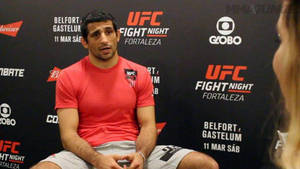 UFC記者會上身穿紅色襯衫的MMA拳手