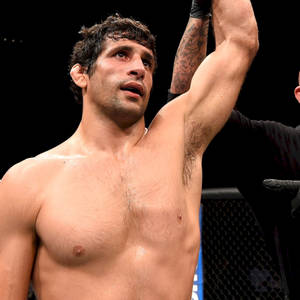 MMA拳手在八角籠內舉臂勝利