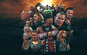 WWE摔角手在日落時站在海浪中