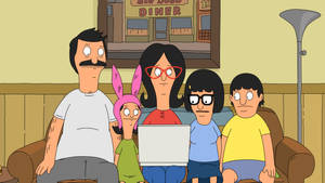 Bob Belcher 一家坐在客廳梳化上使用手提電腦