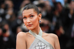 Bella Hadid 在紅地毯活動中身穿閃亮銀色禮服。
