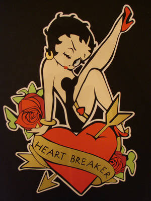 紋身風格的 pin-up 女郎，配有玫瑰和標有 heart breaker 的心。
