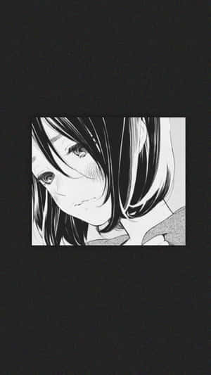 長髮動漫女孩在黑白肖像中向下看。