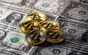 美鈔上的金色比特幣硬幣。