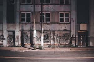 暮光下帶有塗鴉的廢棄城市建築。