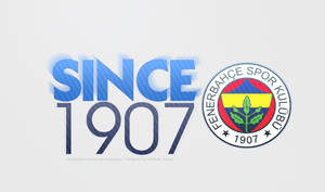 Fenerbahçe Spor Kulübü 標誌，帶有「自1907年」文字，背景為條紋。