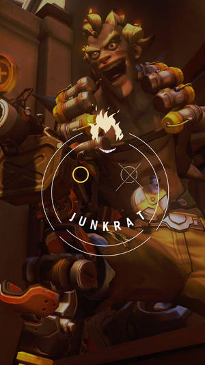 遊戲角色 Junkrat 帶著爆炸性裝備，身處黑暗的工業環境中。