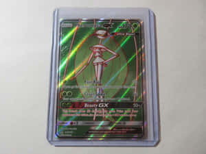 一張全息 Pheromosa GX 寶可夢卡，置於保護套中。 — 寵物小精靈 劍與盾 壁紙