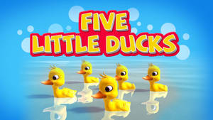 五隻黃色橡皮鴨在水上漂浮，上方有「FIVE LITTLE DUCKS」文字。 — 可愛 壁紙