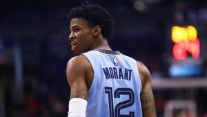 Ja Morant在籃球比賽中身穿淺藍色12號球衣。