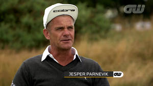 高爾夫球手 Jesper Parnevik 戴著白色帽子和深色毛衣在戶外。