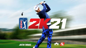 高爾夫球手Justin Thomas穿著藍色迷彩褲在模糊的綠色球場上揮桿。 — 高爾夫 壁紙