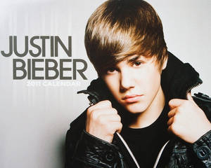Justin Bieber 穿著黑色皮褸在2011年月曆封面上。
