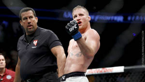 UFC拳手在八角籠內高舉拳頭慶祝勝利