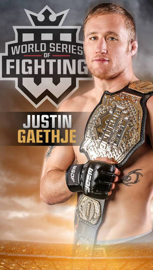 拳手Justin Gaethje在夕陽下的體育場中高舉冠軍腰帶。
