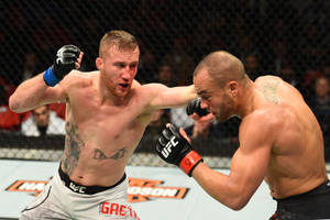 兩名男拳手在UFC八角籠中進行血腥比賽時互相出拳。