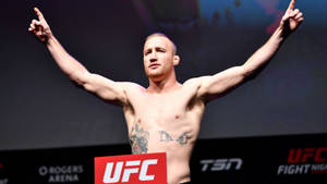 UFC拳手在稱重活動中高舉雙臂慶祝勝利。