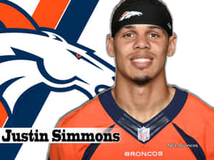 丹佛野馬NFL球員Justin Simmons身穿球隊球衣微笑