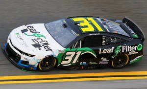 獲得Leaf Filter贊助的NASCAR賽車在賽道上高速奔馳。 — 道路 壁紙