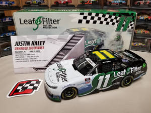 帶有Leaf Filter品牌和格子旗貼紙的NASCAR賽車模型。 — 汽車 壁紙