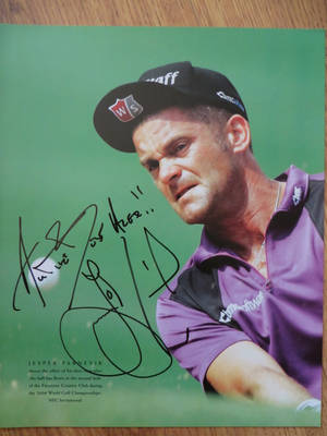 高爾夫球手 Jesper Parnevik 在擊球後顯示努力的簽名照片。