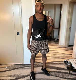穿著豹紋短褲和UFC袋的男人在酒店走廊擺姿勢。