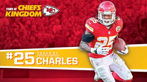 美式足球運動員 Jamaal Charles 身穿酋長隊制服帶球奔跑。