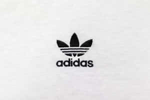白色布料上刺繡的黑色Adidas標誌 — Adidas GIF 壁紙