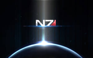 N7 標誌在太空中行星上方發光，帶有藍色光線。